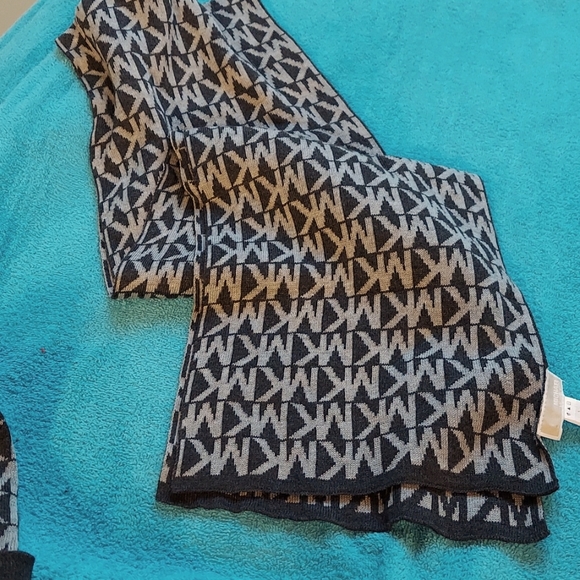 Micheal Kors Beanie and Matching Scarf - Picture 3 of 6